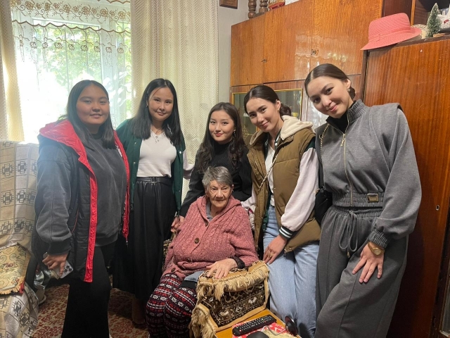 QYZPU students were blessed by the older generation on International Day of Older Persons