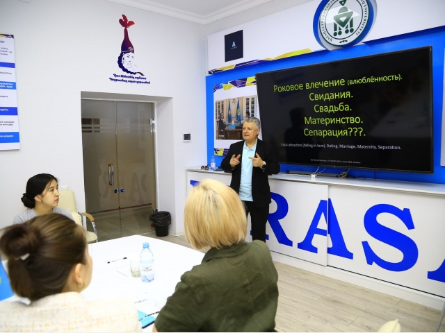 Университетте танымал  психоаналитик Мануэль Мартинес дәріс  өткізді