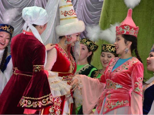 QYZPU students put on national jewelry