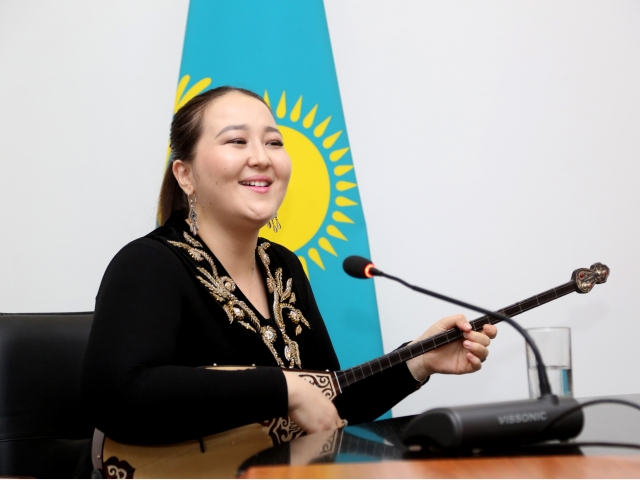 Inspiring meeting with the star of the dombra: Martebeli Bauyrzhankyzy at QYZPU
