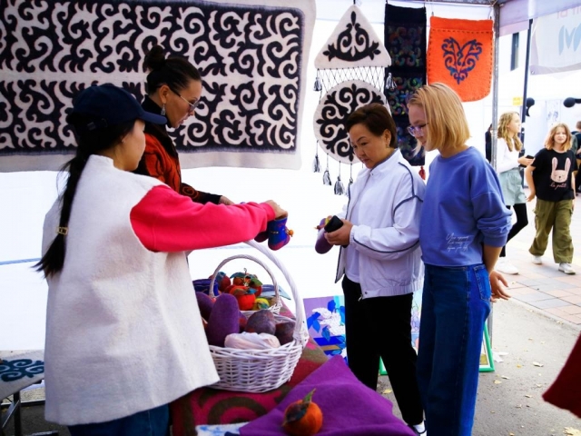 QYZPU қолөнер шеберлері алматылықтарды тәнті етті